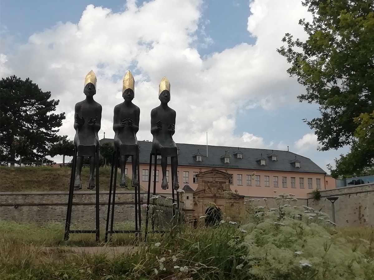 Bronze-Figuren der drei Bischöfe vom Petersberg in Erfurt