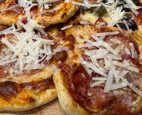 Pizzastücke aus körnigem Frischkäse