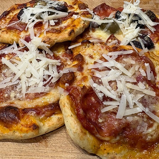 Pizzastücke aus körnigem Frischkäse