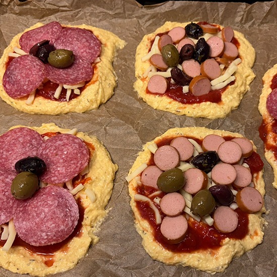 Pizzastücke aus körnigem Frischkäse